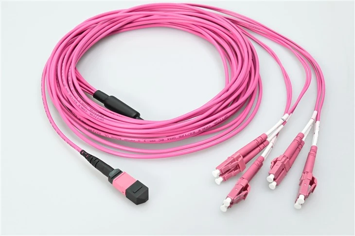 MTP į LC 8-Fiber OM4 Plenum Breakout kabelis su 0,35 dB mažo nuostolio MTP jungtimi